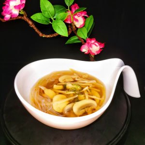 Bouillon de poulet aux vermicelles et champignons
